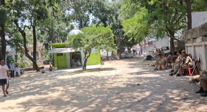 पीर बाबा मजार पर तैनात पुलिस दल