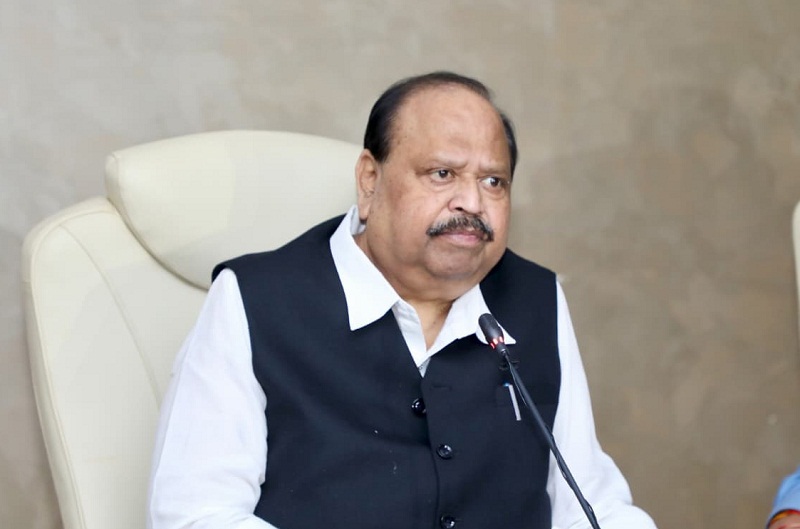 मंत्रि-परिषद की बैठक में लिए गए निर्णयों की जानकारी देते हुए मंत्री काश्यप