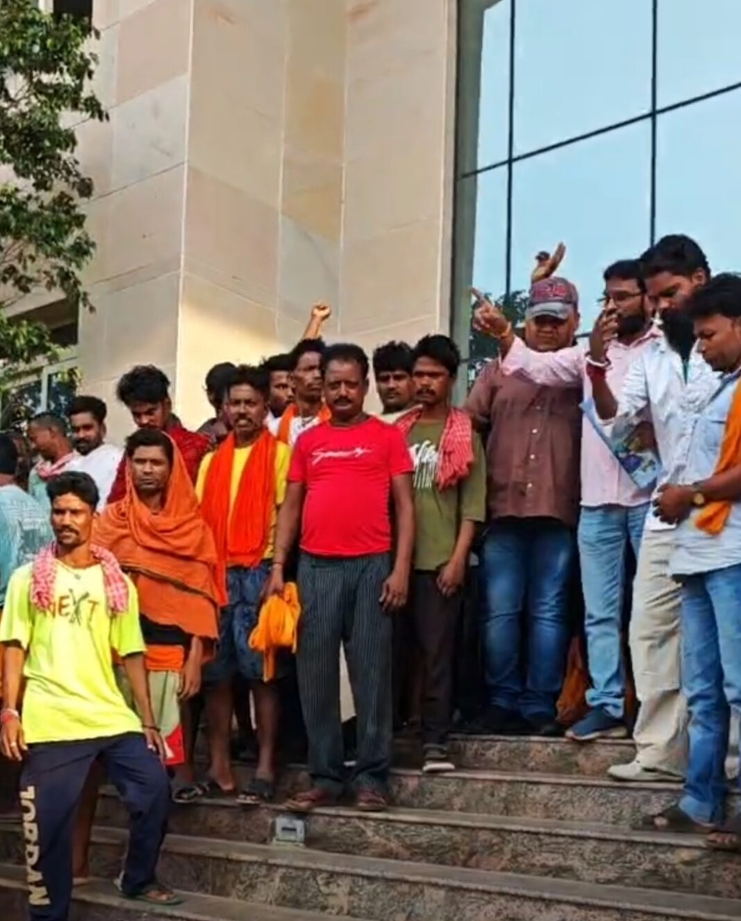 नगर आयुक्त से बातचीत के बाद सफाईकर्मियों की हड़ताल समाप्त, शहर में फिर से शुरू होगी साफ-सफाई की प्रक्रिया सफाईकर्मी हड़ताल समाप्त
