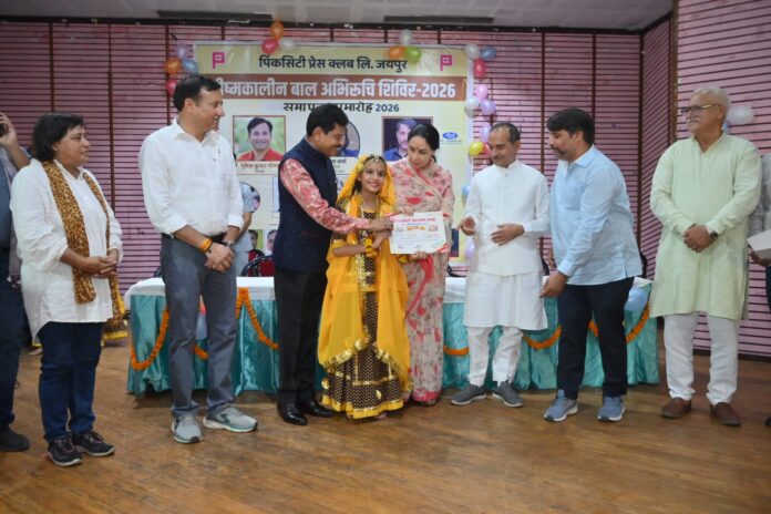 बच्चे नृत्य, अभिनय और मार्शल आर्ट प्रस्तुति देते हुए बच्चे नृत्य, अभिनय और मार्शल आर्ट प्रस्तुति देते हुए