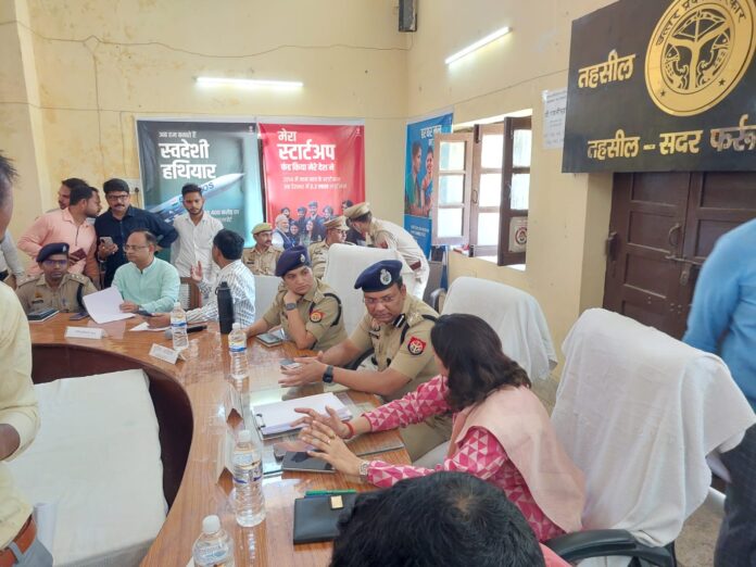 वरिष्ठ पुलिस अधिकारी लोगों की फरियाद सुन रहे हैं
