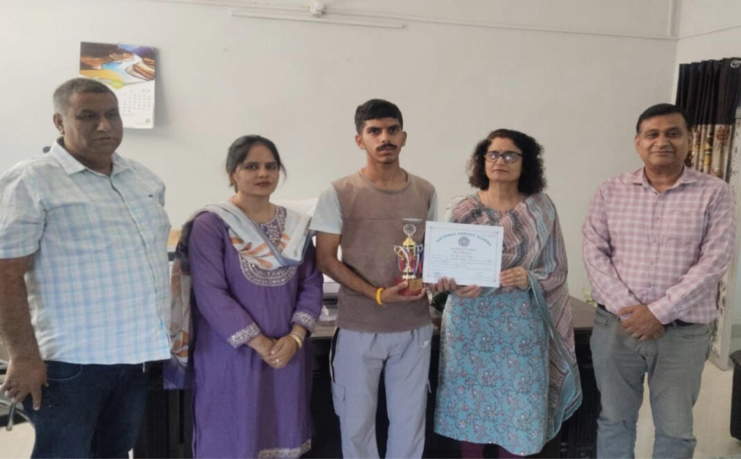 एनएसएस स्वयंसेवक यश देव सिंह को मिला बड़ा सम्मान, कॉलेज में हुआ विशेष समारोह एनएसएस स्वयंसेवक यश देव सिंह को मिला बड़ा सम्मान, कॉलेज में हुआ विशेष समारोह