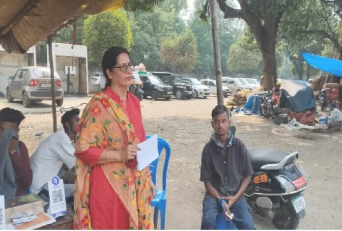 डॉ. आरती थाने में प्राथमिकी दर्ज करती हैं