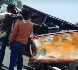महू-नीमच फोरलेन पर बड़ा हादसा टला! स्क्रैप से भरा लोडिंग वाहन पलटा, चालक बाल-बाल बचा महू-नीमच फोरलेन पर बड़ा हादसा टला! स्क्रैप से भरा लोडिंग वाहन पलटा, चालक बाल-बाल बचा