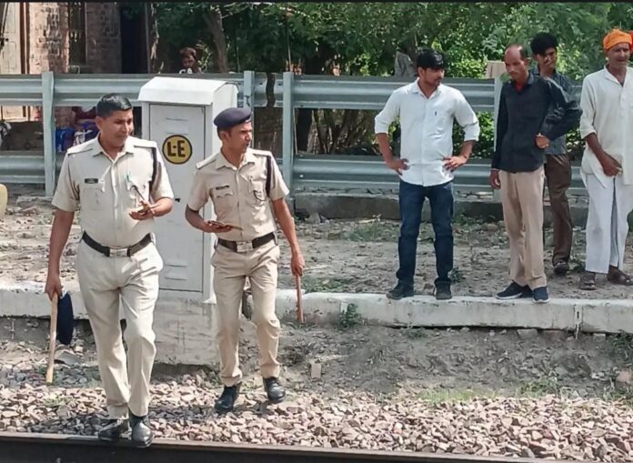 पुलिस जांच करते हुए पुलिस जांच करते हुए