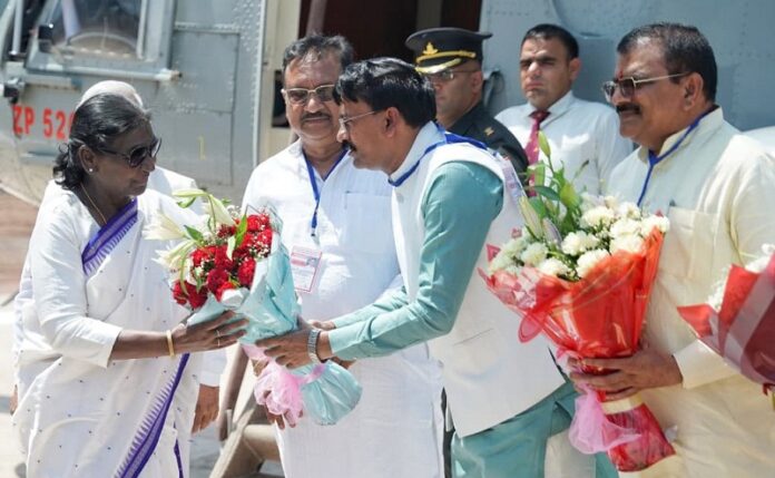 राष्ट्रपति द्रौपदी मुर्मू का ओंकारेश्वर आगमन राष्ट्रपति द्रौपदी मुर्मू का ओंकारेश्वर आगमन