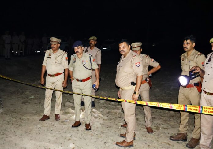 पुलिस अधीक्षक घटनास्थल का निरीक्षण पुलिस अधीक्षक घटनास्थल का निरीक्षण
