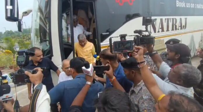 एनडीए विधायक बस से गिरने का मामला