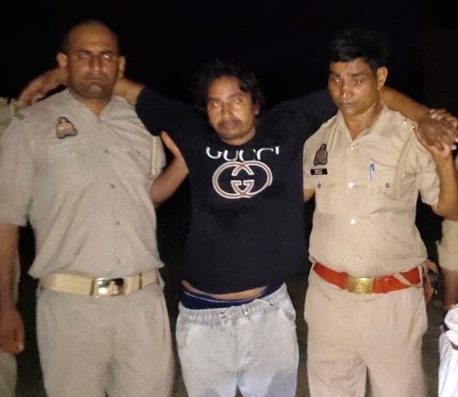 बरेली में पुलिस मुठभेड़! गौकशी की तैयारी कर रहे बदमाश को लगी गोली, सिपाही भी घायल बरेली में पुलिस मुठभेड़! गौकशी की तैयारी कर रहे बदमाश को लगी गोली, सिपाही भी घायल
