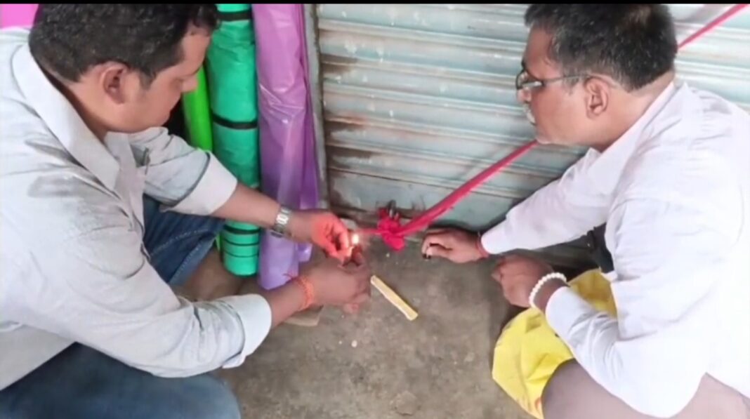 दुकान को सील करते कृषि विभाग के अधिकारी दुकान को सील करते कृषि विभाग के अधिकारी