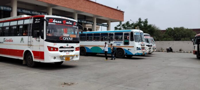 जींद बस अड्डे पर खड़ी बसें: यात्रियों के लिए सुविधाओं का अभाव।