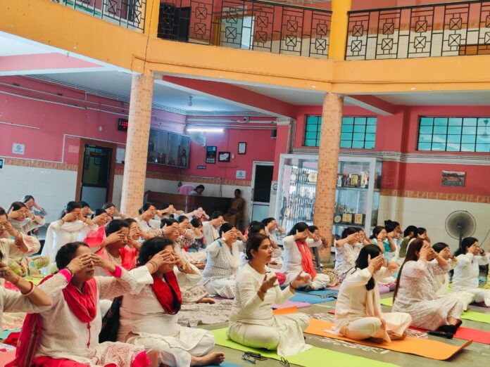 योग करते शिक्षक