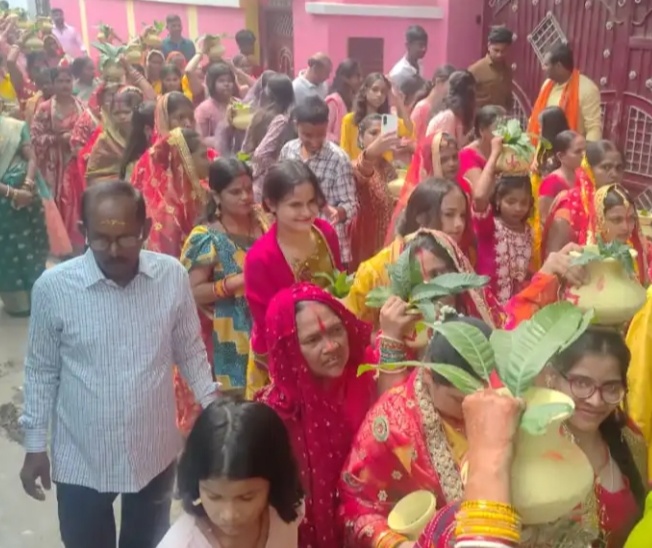 शोभायात्रा में शामिल श्रद्धालु