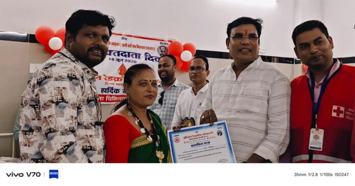 धमतरी विधायक ओंकार साहू ने रक्तदान करने वालों को किया सम्मानित