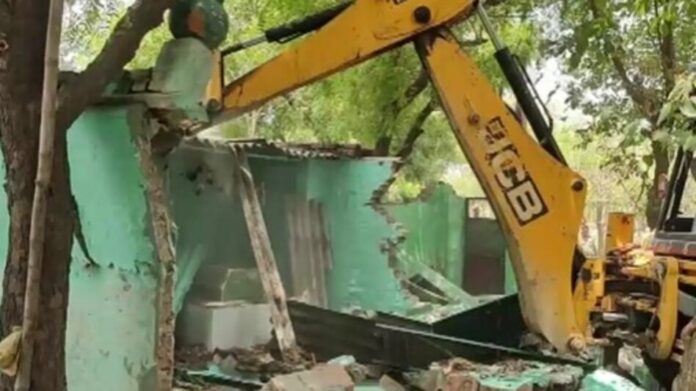 प्रशासन की बड़ी कार्रवाई: अवैध मजार को ढहाया गया