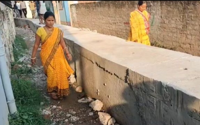 भागलपुर में नाला बना नई मुसीबत! बारिश में घरों में घुस सकता है पानी भागलपुर में नाला बना नई मुसीबत! बारिश में घरों में घुस सकता है पानी