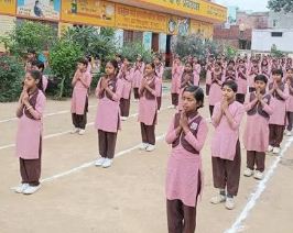 स्कूल में प्रार्थना सभा में भाग लेती बालिकाएं स्कूल में प्रार्थना सभा में भाग लेती बालिकाएं