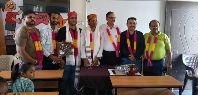 राजकीय प्राथमिक पाठशाला रामपुर जटान में स्कूल बेंच
