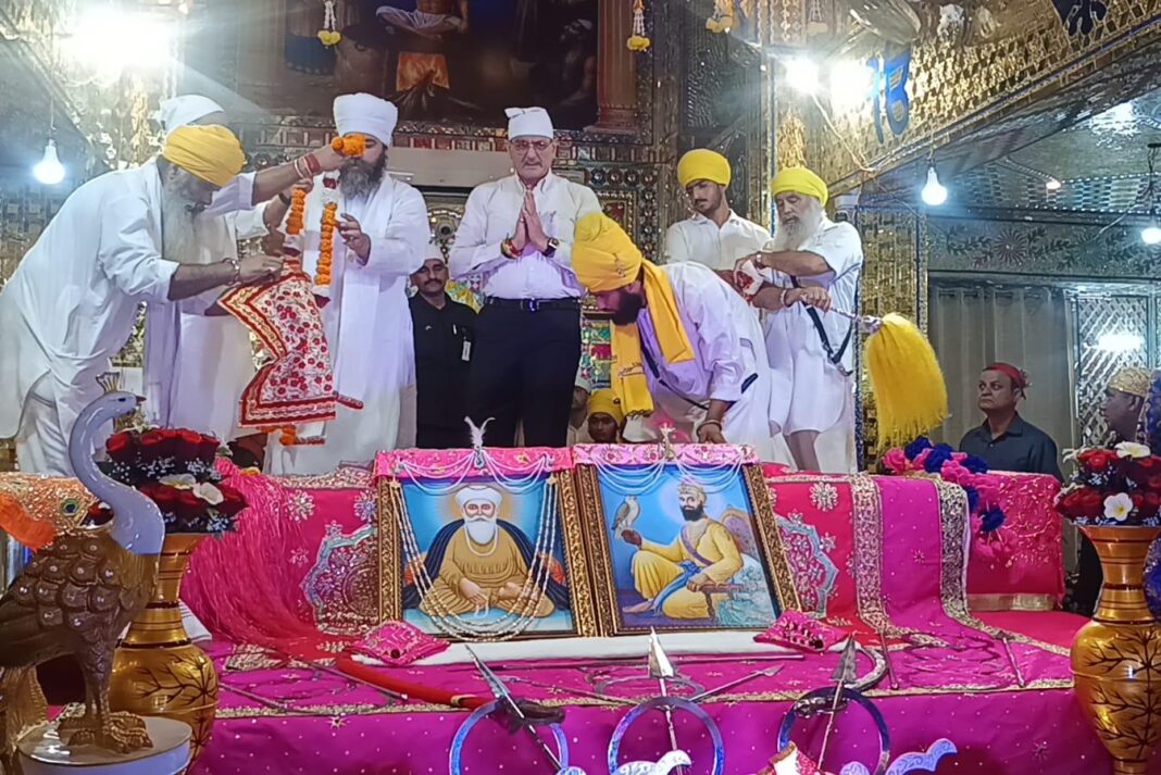 राज्यपाल का अद्भुत सम्मान: शीश नवाते हुए एक नए युग की शुरुआत। राज्यपाल का अद्भुत सम्मान: शीश नवाते हुए एक नए युग की शुरुआत।