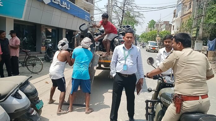 वाहनों को जप्त कर ले जाते नगर परिषद के कर्मी वाहनों को जप्त कर ले जाते नगर परिषद के कर्मी