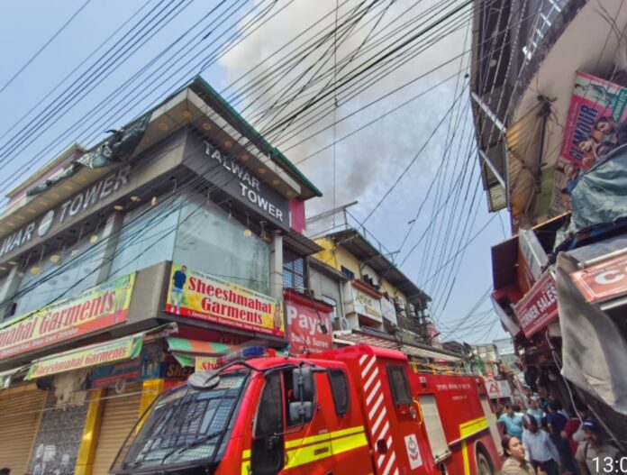 पलटन बाजार में भीषण आग: दमकल कर्मी आग पर काबू पाने की कोशिश में जुटे
