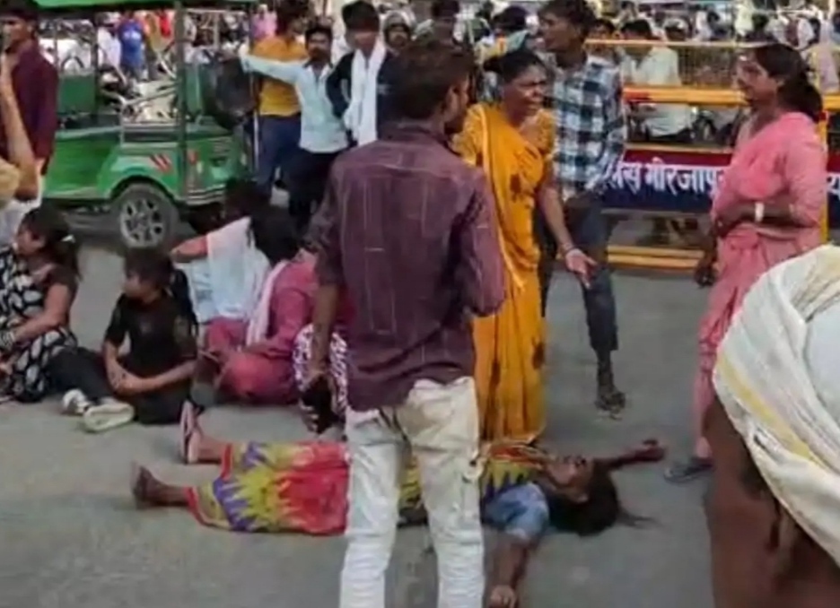 एसपी आवास के बाहर सड़क जाम, परिजनों का जमावड़ा, विरोध प्रदर्शन जारी। एसपी आवास के बाहर सड़क जाम