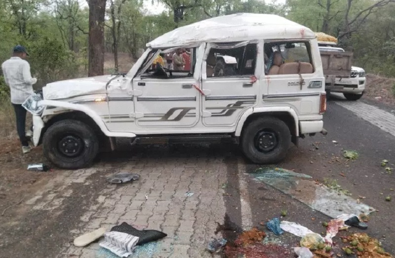 हादसे बाद बोलेरो वाहन