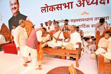 जैन संतों, साध्वियों और श्रद्धालुओं को नमन करते हुए ओम बिरला