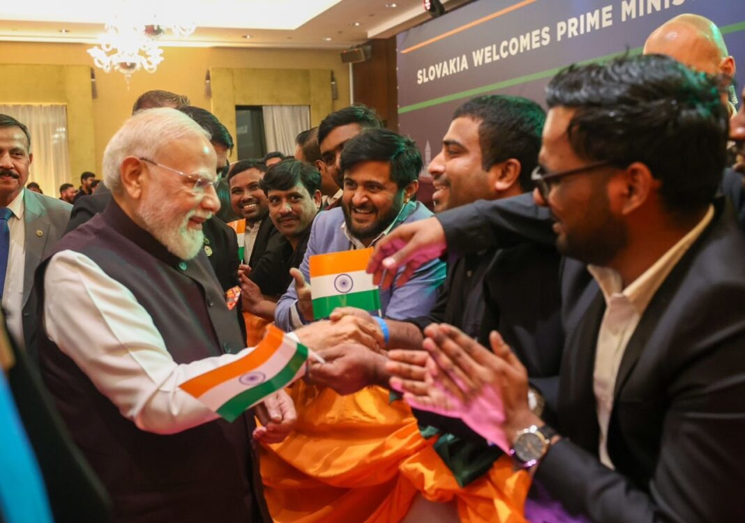 ब्रातिस्लावा में प्रधानमंत्री मोदी का भारतीय समुदाय ने किया जोरदार स्वागत प्रधानमंत्री मोदी का ब्रातिस्लावा में स्वागत