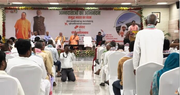 जेवर के किसानों को मुख्यमंत्री योगी का संदेश: पहली उड़ान से लखनऊ पहुंचे किसानों से सीएम ने की मुलाकात