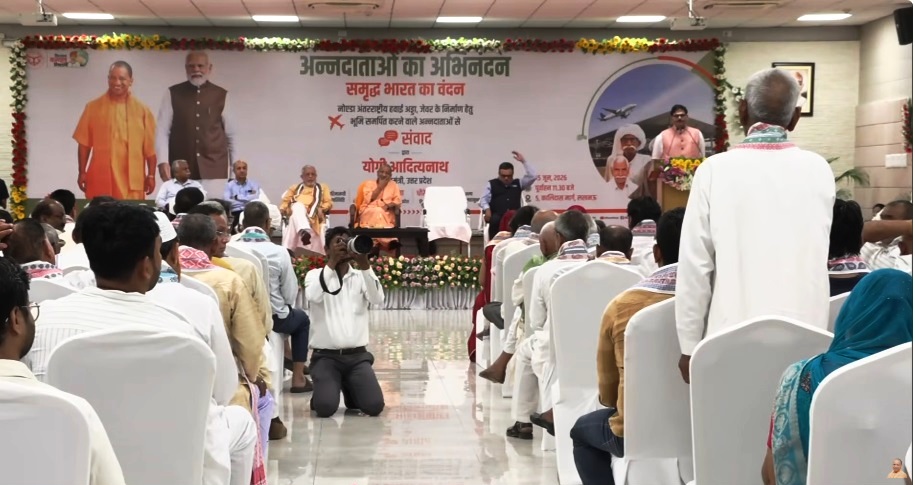 जेवर के किसानों को मुख्यमंत्री योगी का संदेश: पहली उड़ान से लखनऊ पहुंचे किसानों से सीएम ने की मुलाकात