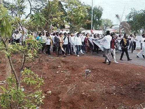 छत्तीसगढ़ के बालोद में आदिवासियों ने किया विरोध प्रदर्शन छत्तीसगढ़ के बालोद में आदिवासी प्रदर्शन
