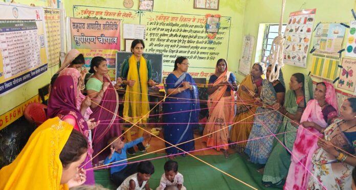 आंगनबाड़ी केंद्र में सुपोषण चौपाल: पिता की भूमिका से बढ़ेगा बच्चों का विकास