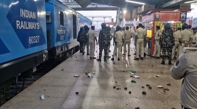 परीक्षा केंद्र पर अभ्यर्थियों का जमकर हंगामा परीक्षा केंद्र पर अभ्यर्थी हंगामा
