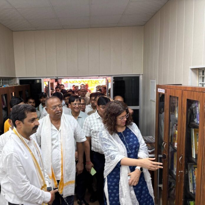 जनप्रतिनिधि ने लाइब्रेरी में उपलब्ध अध्ययन सामग्री का जायजा लिया