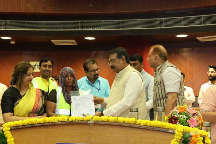 दिल्ली में भाजपा की नई पहल: हर्ष मल्होत्रा और प्रवेश वाही ने कर्मचारियों को संबोधित किया दिल्ली में भाजपा की नई पहल: हर्ष मल्होत्रा और प्रवेश वाही ने कर्मचारियों को संबोधित किया
