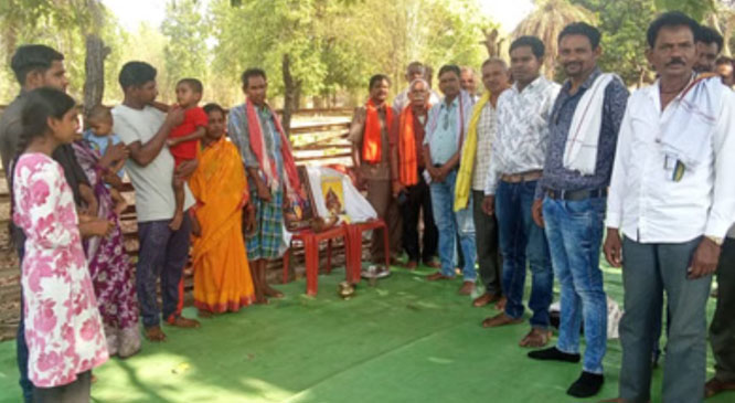 ईसाई धर्म छोड़कर हिंदू धर्म में लौटने पर ग्रामीणों ने एक परिवार का किया स्वागत