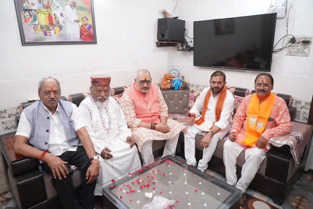 केंद्रीय वस्त्र मंत्री गिरिराज सिंह सूफी संगीत के प्रख्यात संवाहक और पद्मश्री पुरस्कार से सम्मानित डॉ. भारती बंधु से उनके निवास पर आत्मीय भेंट करते हुए केंद्रीय वस्त्र मंत्री गिरिराज सिंह सूफी संगीत के प्रख्यात संवाहक और पद्मश्री पुरस्कार से सम्मानित डॉ. भारती बंधु से उनके नि…