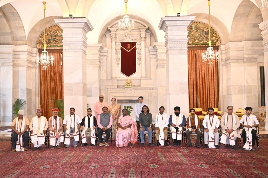 राष्ट्रपति द्रौपदी मुर्मु की उपस्थिति में आयोजित समारोह में कई गणमान्य व्यक्ति शामिल हुए। राष्ट्रपति द्रौपदी मुर्मु की उपस्थिति में आयोजित समारोह में कई गणमान्य व्यक्ति शामिल हुए।