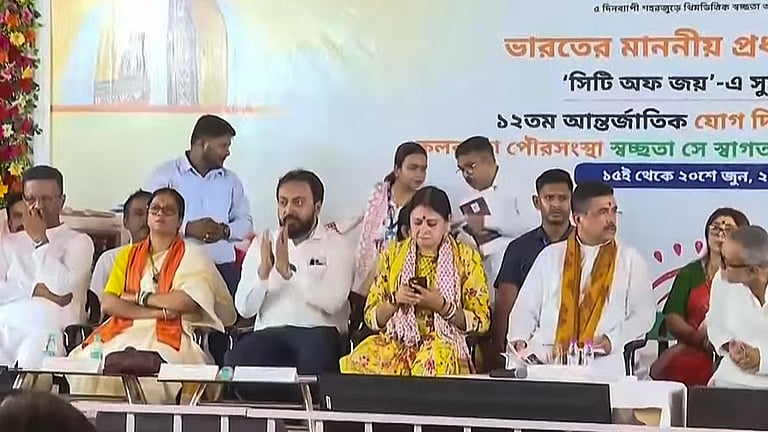 फिरहाद हकीम ने शुभेंदु अधिकारी के कार्यक्रम में शिरकत की, राजनीतिक गठबंधन की अटकलें तेज़ फिरहाद अली और शुभेंदु अधिकारी