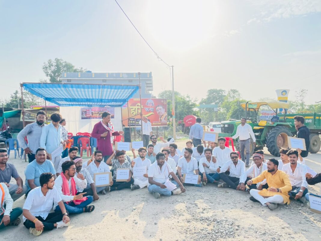 एनएसयूआई के सदस्य सड़क पर उतरे, जाम किया सड़क।