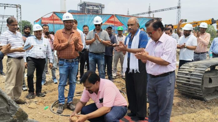 मुख्य बॉयलर क्षेत्र में उत्खनन कार्य प्रारंभ करने के लिए भूमि पूजन करते हुए मुख्य बॉयलर क्षेत्र में उत्खनन कार्य प्रारंभ करने के लिए भूमि पूजन करते हुए