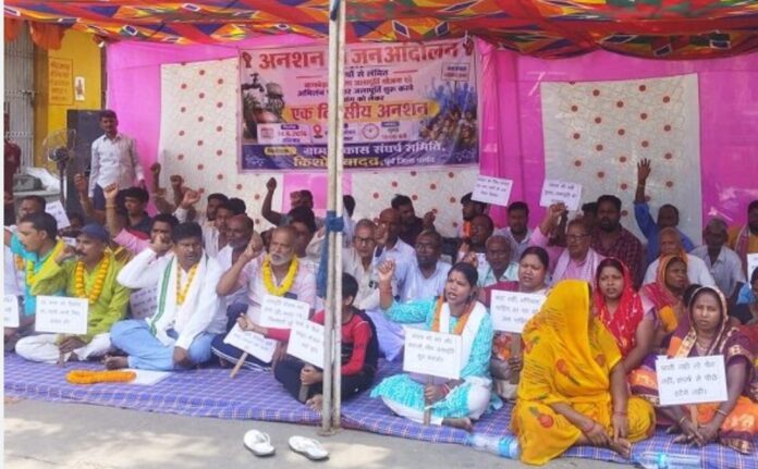 ग्रामीण जलापूर्ति योजना के लिए ग्रामीणों का प्रदर्शन: जल संकट के समाधान की मांग