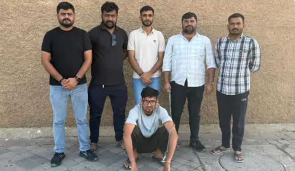 एसबीआई लूट मामले में मुख्य आरोपी रोहित कुमार रूपे सिंह राठौड़ को पुलिस ने किया गिरफ्तार एसबीआई लूट मामले में मुख्य आरोपी रोहित कुमार रूपे सिंह राठौड़ को पुलिस ने किया गिरफ्तार