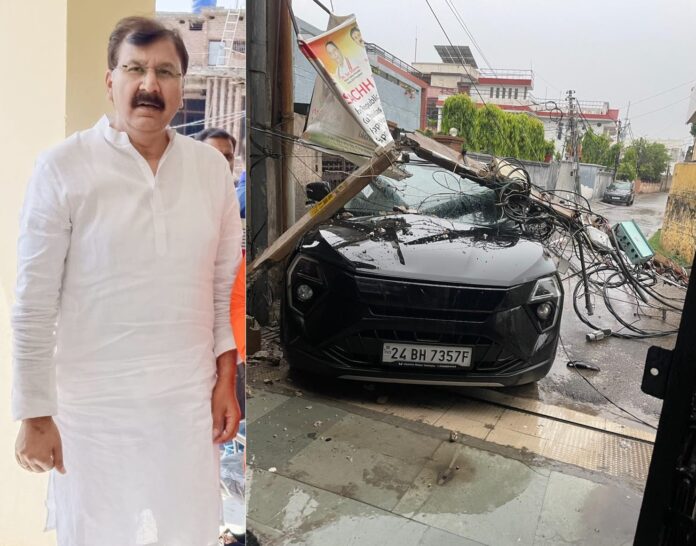 लावारिस बिजली के खंभों पर विधायक की सख्ती, जेपीडीसीएल को तत्काल कार्रवाई के निर्देश