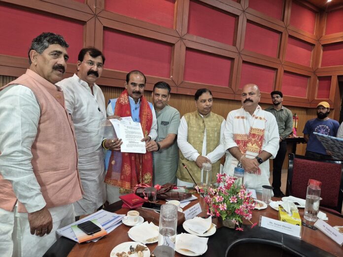 भगवती नगर से जम्मू रिंग रोड तक चार लेन सड़क निर्माण की मांग, केंद्रीय मंत्री अजय टम्टा को ज्ञापन सौंपा गया
