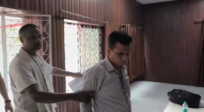 भ्रष्टाचार निरोधक ब्यूरो की कार्रवाई: प्रोग्रेसमेन लकेश्वर साहू को गिरफ्तार कर रेस्ट हाउस ले जाया गया भ्रष्टाचार निरोधक ब्यूरो की कार्रवाई: प्रोग्रेसमेन लकेश्वर साहू को गिरफ्तार कर रेस्ट हाउस ले जाया गया