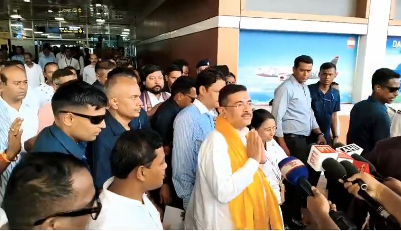 पश्चिम बंगाल के मुख्यमंत्री शुभेंदु अधिकारी बागडोगरा हवाई अड्डे से निकले पश्चिम बंगाल के मुख्यमंत्री शुभेंदु अधिकारी बागडोगरा हवाई अड्डे से निकले