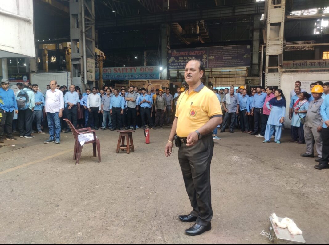 प्रशिक्षण देते रेल सिविल डिफेंस के इंस्पेक्टर एवं राष्ट्रपति सम्मानित सदस्य संतोष कुमार प्रशिक्षण देते रेल सिविल डिफेंस के इंस्पेक्टर एवं राष्ट्रपति सम्मानित सदस्य संतोष कुमार