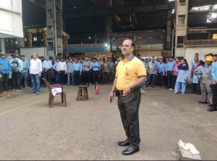 प्रशिक्षण देते रेल सिविल डिफेंस के इंस्पेक्टर एवं राष्ट्रपति सम्मानित सदस्य संतोष कुमार